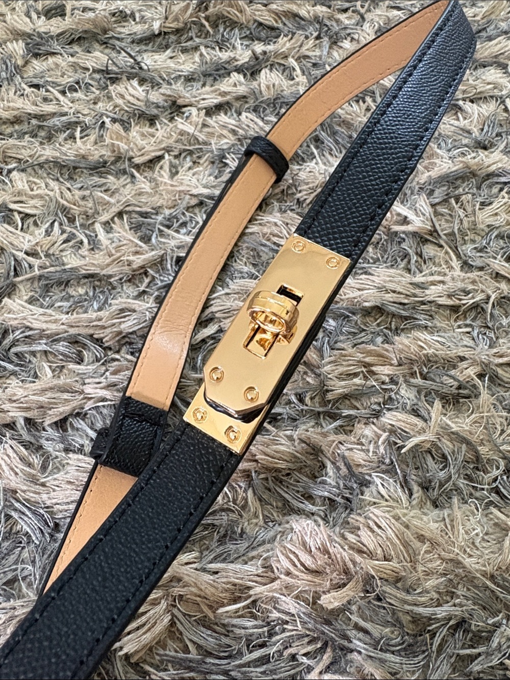 Black Grained Faux Leather Turn Lock Adjustable Skinny Belt OS - Picture 2 of 5